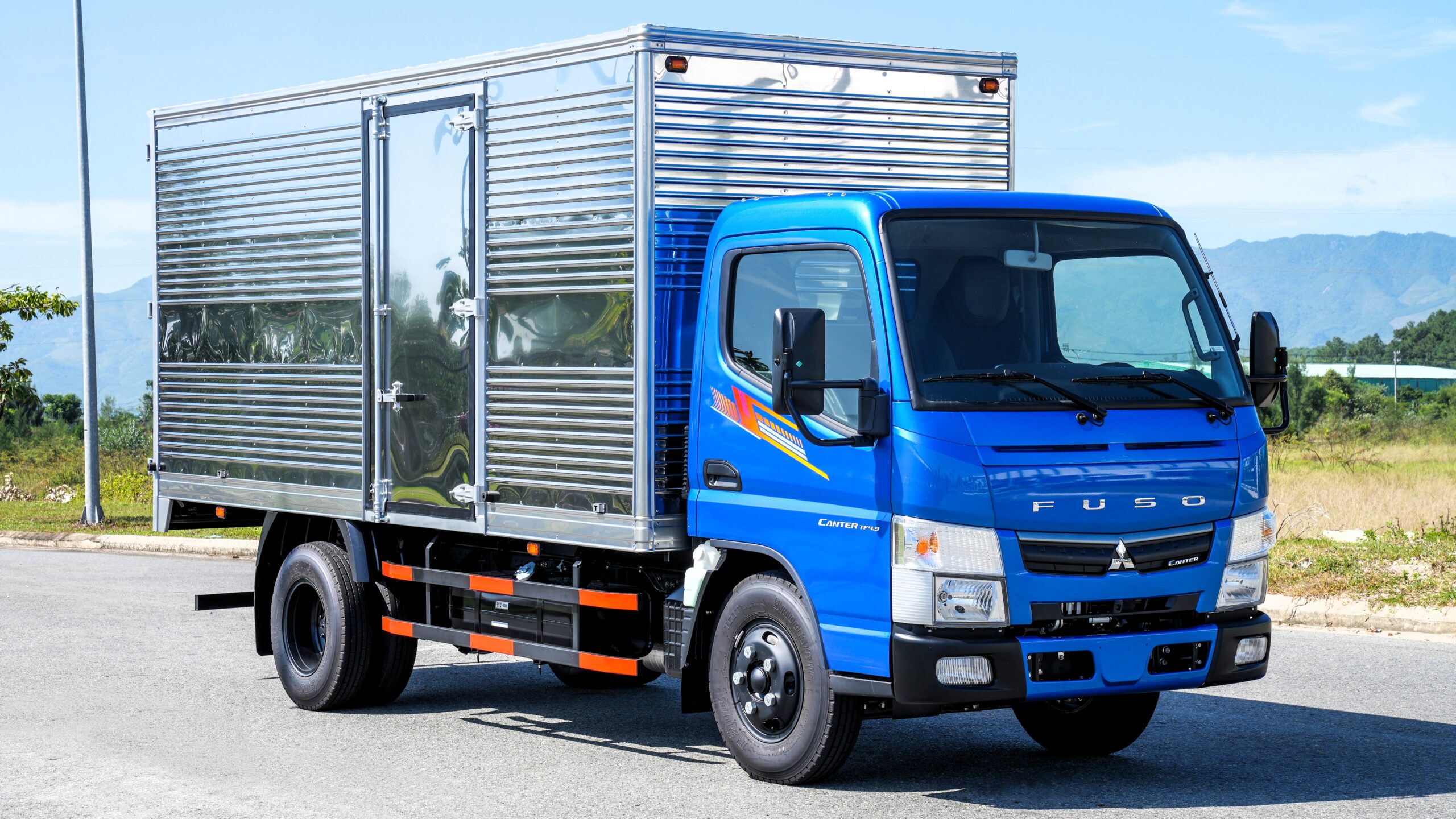 Xe Tải Fuso Canter TF4.9 Thùng Kín Xe Tải Fuso Canter TF4.9 Thùng Kín